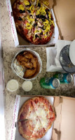 Cal'z Pizza Subs And Chicken Wings food