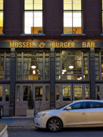 Mussel Burger Bar Downtown outside
