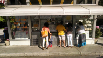 Ridgefield Ice Cream Shop outside