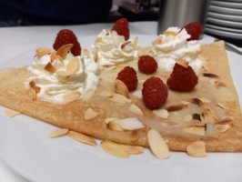 Lucette fait des crêpes food