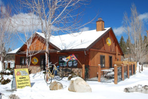 Grizzly's Bear Belly Deli outside