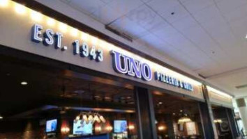 Uno Chicago Grill inside