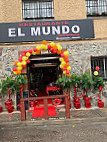 El Mundo outside