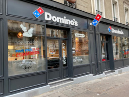 Domino's Pizza Reze Ragon outside