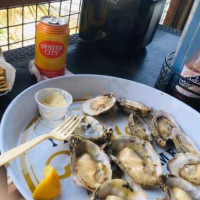 Lynn’s Quality Oysters food