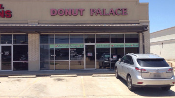 The Donut Palace outside