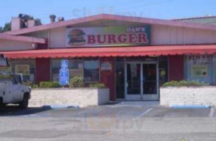Dan's Burger outside