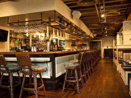 Tommy Bahama Restaurant & Bar - Sarasota inside