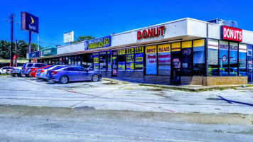 Donut Palace outside