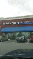 La Delizia Pizza outside