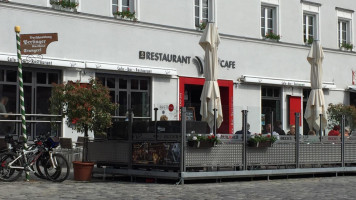 Cafe-Bar-Restaurant VIP outside