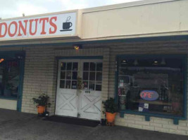 Chuck's Donuts outside