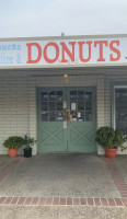 Chuck's Donuts outside