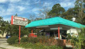 Sandwich Inn outside