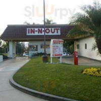 In-n-out Burger outside