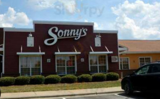 Sonny's -b-q outside