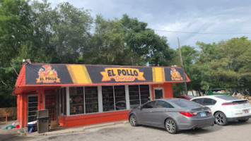 El Pollo Dorado outside