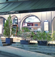 L'amphitryon outside