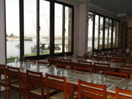 مطعم الميناء Almina inside