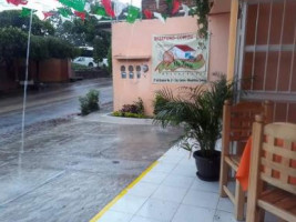 Mi Tierra outside