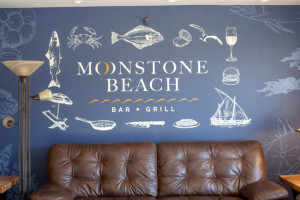 Moonstone Beach Bar And Grill inside