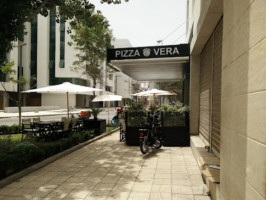 Pizza Vera outside