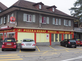 Boz Pizza Kurier outside