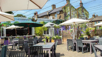 Clissold Arms outside