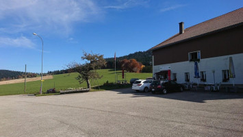 Du Haut-de-la-côte, Monique Jean-mairet outside