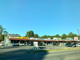 Reese's Bar-B-Q outside