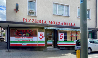 Mozzarella Pizza outside