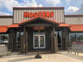 Hooters outside