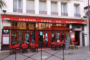 Le Cafe De Paris outside