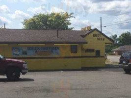 Bill's Hot Dog Stand outside