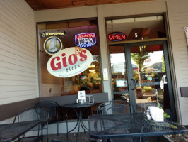 Gio's Pizza inside