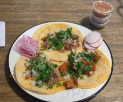 Romo's Street Tacos food