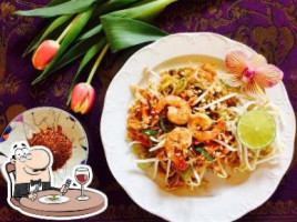 Rose's Thai Kitchen To Go food