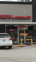 Donuts Croissant outside