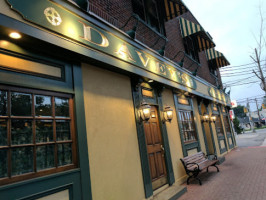 Davey's Irish Pub outside