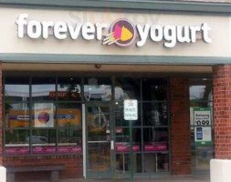 Forever Yogurt outside
