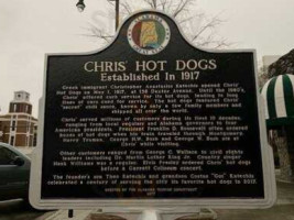 Chris' Hot Dog outside