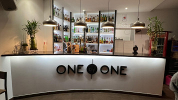 One By One Food Y Drink,karaoke,cocktails,live Music, Playlist Music 60/ 70/80/90/2000 outside