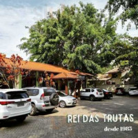 Rei Das Trutas outside