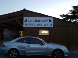 Le Chat Noir outside