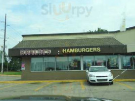 Braum's Ice Cream Dairy Store outside