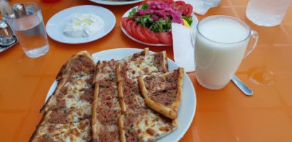 Ünlü Pide Salonu food