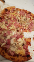 Pizza Des Lys food