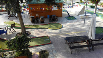 Mini Golf Restaurant Bar outside