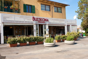 Buzzicona outside