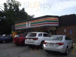 7-eleven outside